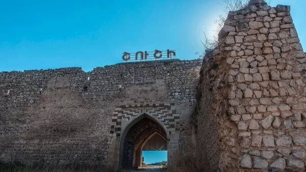 ԼՈՒՍԱՆԿԱՐ․ Ուղիղ միացմամբ ցույց են տվել Շուշիում առաջին նամազը