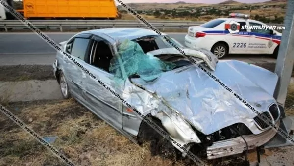Խոշոր ավտովթար Արագածոտնի մարզում. 34–ամյա վարորդը BMW-ով բախվել է հողաթմբին ու քարերին. կա վիրավոր