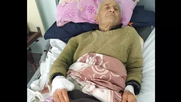 Շուշիի հրթիռակոծության հետեւանքով իր տանը վիրավորված 90-ամյա Սերգեյ Հակոբյանն է