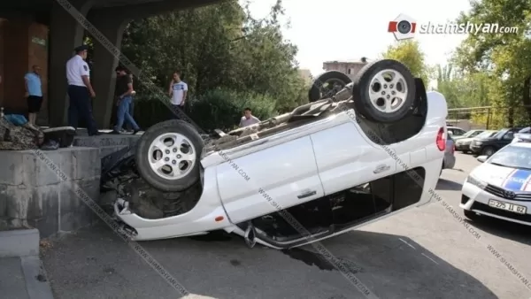 Երևանում մեքենան բախվել է ԳԱ ինֆորմատիկայի ինստիտուտի աստիճաններին ու շրջվել. Shamshyan.com