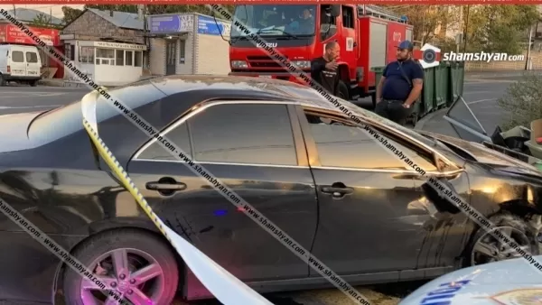 Խոշոր ավտովթար Երևանում. Toyota Camry-ն Թբիլիսյան խճուղում տապալել է «սվետաֆորը», գազախողովակը, էլեկտրասյունն ու գլխիվայր շրջվել