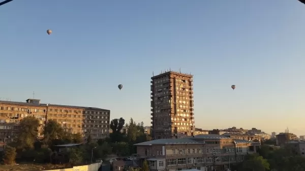 ՏԵՍԱՆՅՈՒԹ. Օդապարիկներ՝ Երևանյան երկնքում. այս րոպեներին