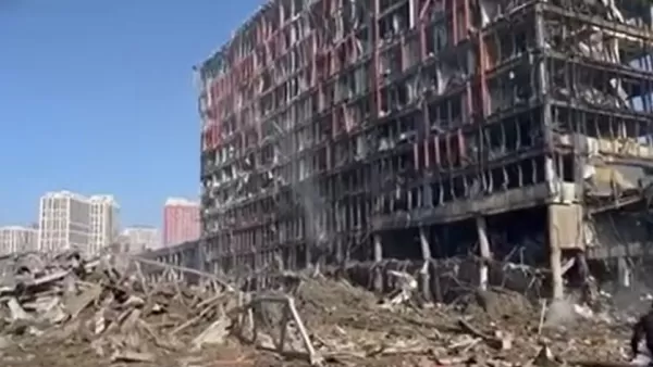 ՏԵՍԱՆՅՈՒԹ․ Կիևում այրված առևտրի կենտրոնը գնդակոծությունից հետո