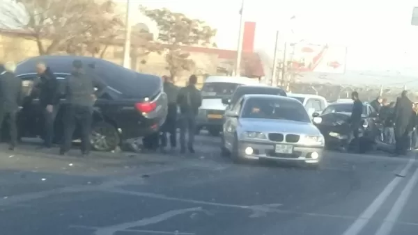 Ավտովթարը ֆիլմ է հիշեցնում. Երևանում BMW - ն բառի բուն իմաստով բարձրացել է մեկ այլ մեքենայի վրա