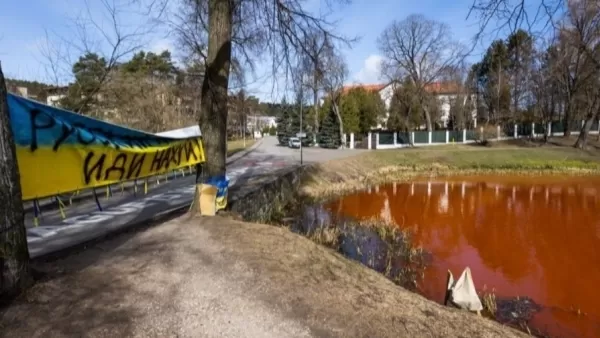Վիլնյուսում ՌԴ դեսպանատան դիմաց գտնվող լճակի ջուրը ներկվել է արյան գույնով