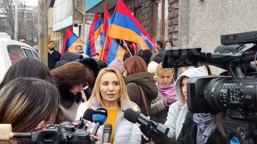 Երևանում ԵՄ շենքի մոտ  արցախցի կանայք  խաղաղ ակցիա են անում