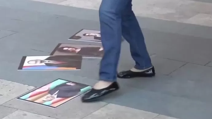 ՏԵՍԱՆՅՈՒԹ․ Փաշինյանի ու տիկնոջ լուսանկարները նետվեցին գետնին՝ ներկելով կարմիր գույնով․ ակցիա ՀՀ կառավարության շենքի մոտ