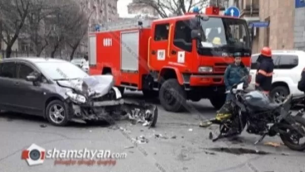 Երևանում բախվել են մոտոցիկլն ու ավտոմեքենան. մոտոցիկլը կողաշրջվել է