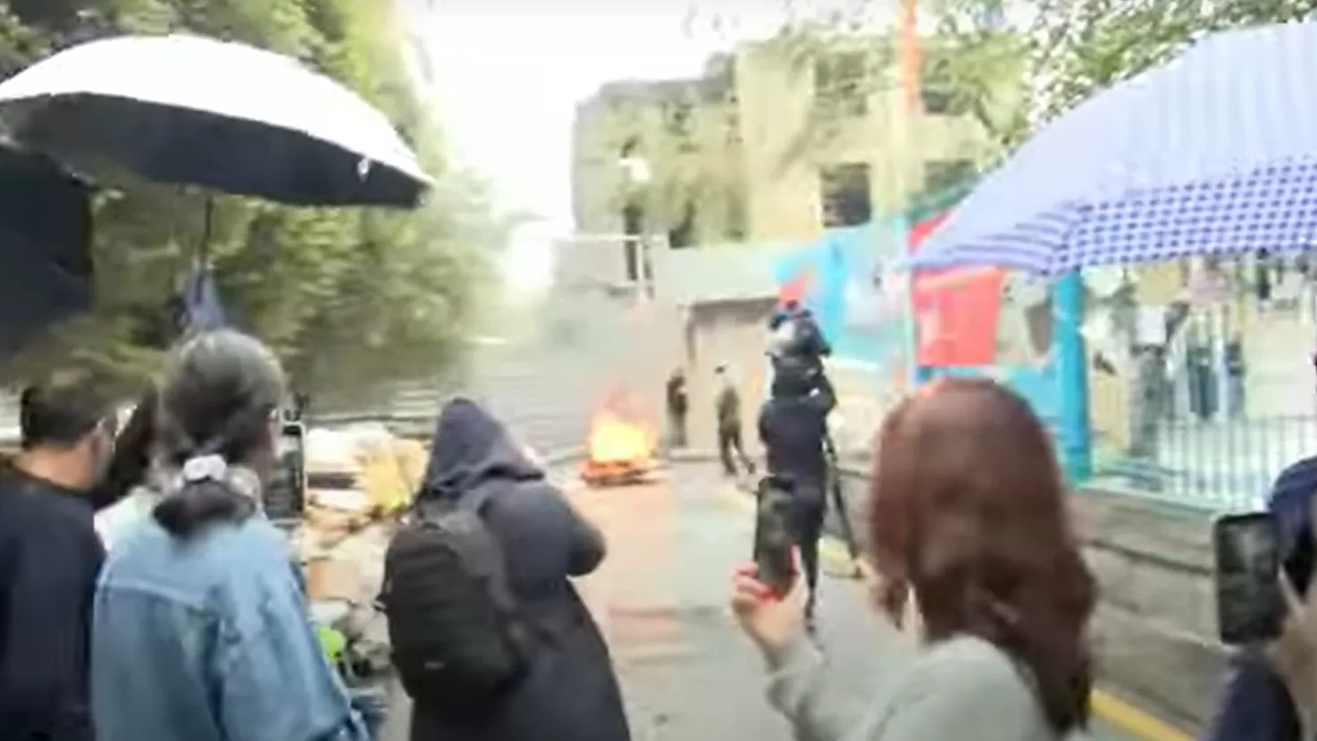 ՏԵՍԱՆՅՈՒԹ․ «Ալիև ցեղասպան». ՄԱԿ-ի գրասենյակի դիմաց ակցիայի մասնակիցները կրակ են վառել