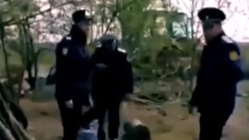 ՏԵՍԱՆՅՈՒԹ. Ինչպես են ադրբեջանցի ոստիկանները գետնով քաշ տալիս մի կնոջ