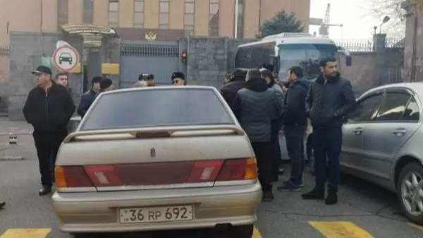 ԼՈՒՍԱՆԿԱՐՆԵՐ. Քաղաքացիները մեքենաներով փակել էին ՌԴ դեսպանատան մուտքը, ոստիկանները միջամտեցին