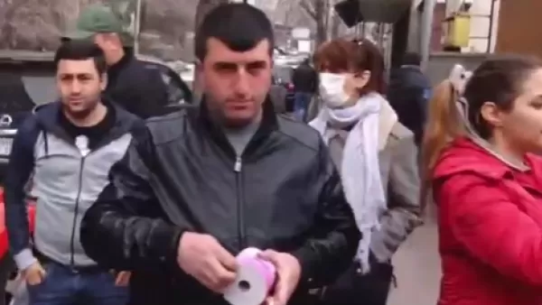 ՏԵՍԱՆՅՈՒԹ. Քաղաքացիները զուգարանի թղթեր նետեցին ՊՈԱԿ-ի պարիսպներից ներս