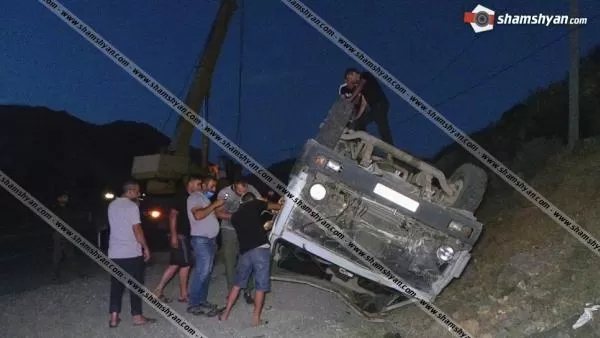 Ցեմենտի հումքով բարձված КамАЗ-ը բախվել է քարերին և գլխիվայր շրջվել. կա վիրավոր
