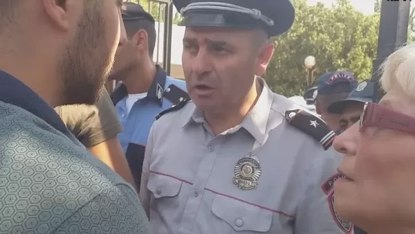 ՏԵՍԱՆՅՈՒԹ. Ինչպես են ոստիկաններն ազատում Բաղրամյան պողոտան՝ փողոցում նստած ցուցարարներից