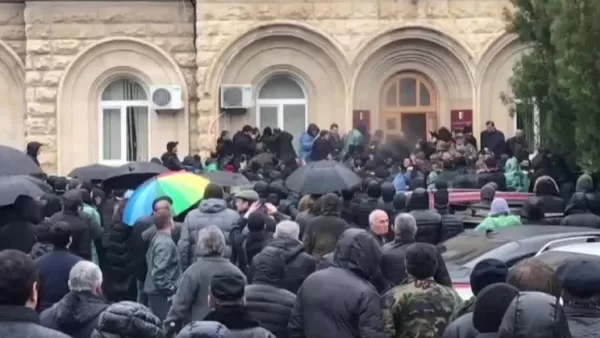 Աբխազիայում ցուցարարները ներխուժել են նախագահականի զինանոց և զենքեր առգրավել