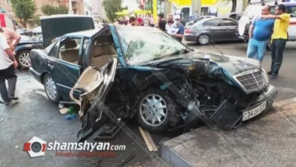 ՏԵՍԱՆՅՈՒԹ. Տեսախցիկն արձանագրել է երեկ Երևանում տեղի ունեցած ավտովթարի պատահարը
