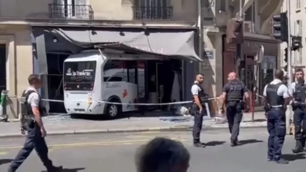ՏԵՍԱՆՅՈՒԹ. Փարիզում ավտոբուսը մխրճվել է խանութի մեջ. կան մեծ թվով վիրավորներ