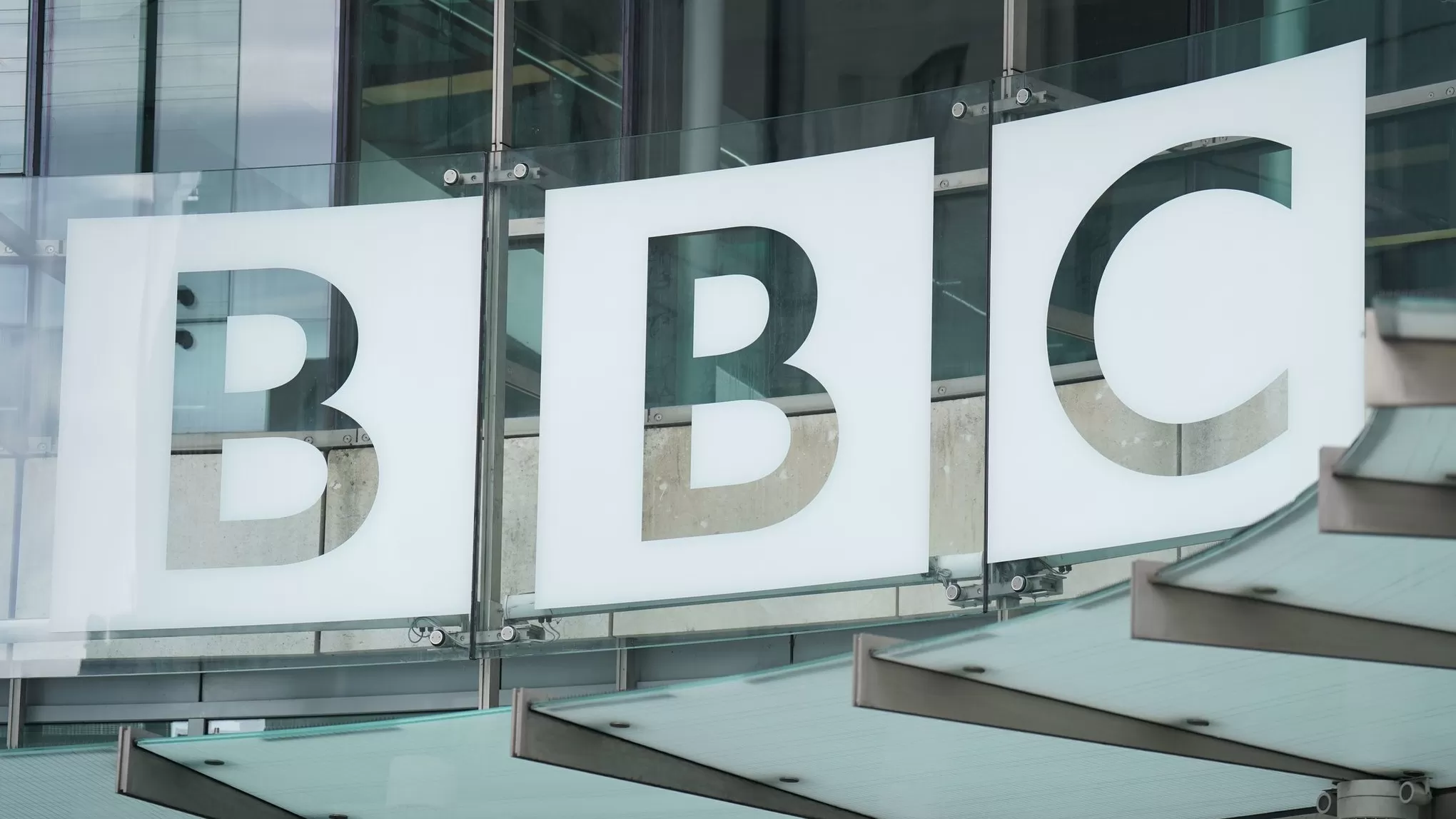 BBC-ի հաղորդավարը անչափահասի հետ ունեցած ինտիմ շփման պատճառով հեռացվել է եթերից