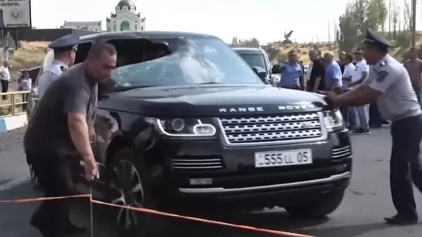 ՏԵՍԱՆՅՈՒԹ. Ինչպես է Շշի Մելոյի Range Rover-ը փախուստի դիմում Երևան-Սևան ճանապարհին տեղի ունեցած դեպքի վայրից