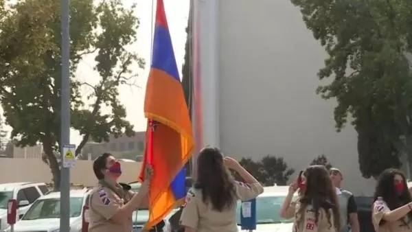 Ի նշան Հայաստանի ժողովրդի հետ համերաշխության՝ Ֆրեզնոյի քաղաքապետարանի մոտ քաղաքապետի մասնակցությամբ տեղի է ունեցել Հայաստանի դրոշի բարձրացման արարողություն 