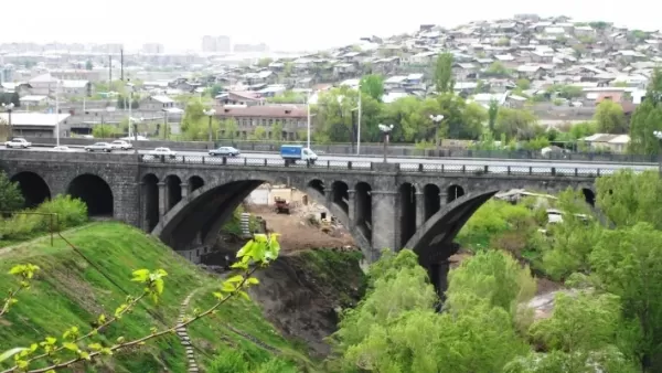 Երևանում միջին տարիքի տղամարդ է նետվել «Հաղթանակ» կամրջից  