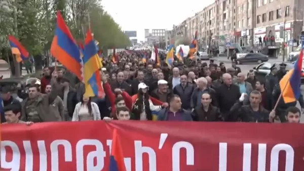 ՏԵՍԱՆՅՈՒԹ. Քանի մարդ է հավաքվել Գյումրիում. ընթանում է ընդդիմության երթը