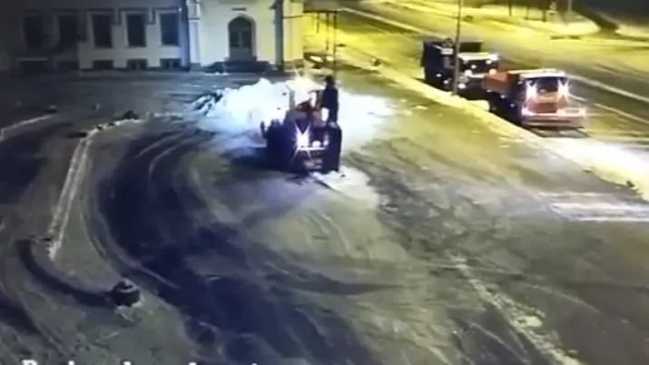 ՏԵՍԱՆՅՈՒԹ․ Ձյուն մաքրող մեքենան հետ է գնում ու գետնին հավասարեցնում բարոն Շտիգլիցի հուշարձանը