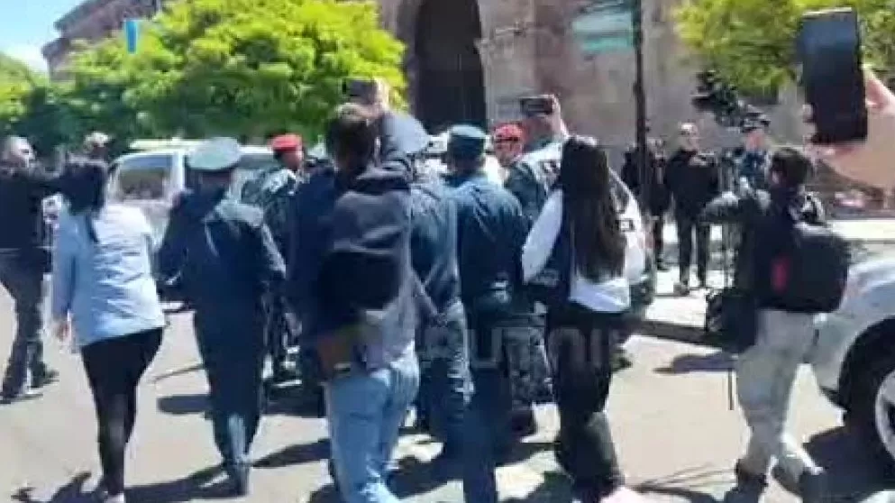 ՏԵՍԱՆՅՈՒԹ. Ոստիկանները բերման ենթարկեցին բողոքի ակցիա անող քաղաքացիներից մեկին 