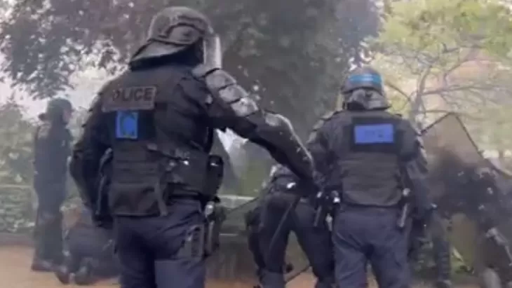 ՏԵՍԱՆՅՈՒԹ․ Քամին ոստիկանների կիրառած արցունքաբեր գազը հետ է «փչել» նրանց վրա․ Փարիզ