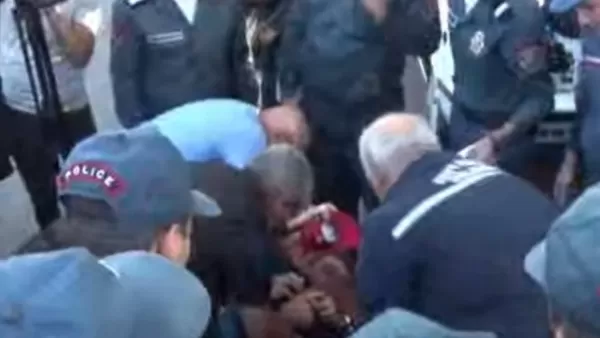 ՏԵՍԱՆՅՈՒԹ․ Բախումներ Քոչարյանի դատական նիստից րոպեներ անց․ փայտով հարվածել են քաղաքացուն 