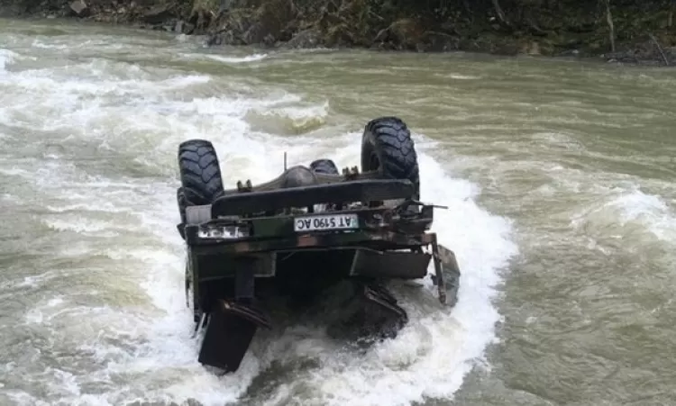 Ուկրաինայում զբոսաշրջիկներով լի մեքենան 40 մետր բարձրությունից ընկել է գետը
