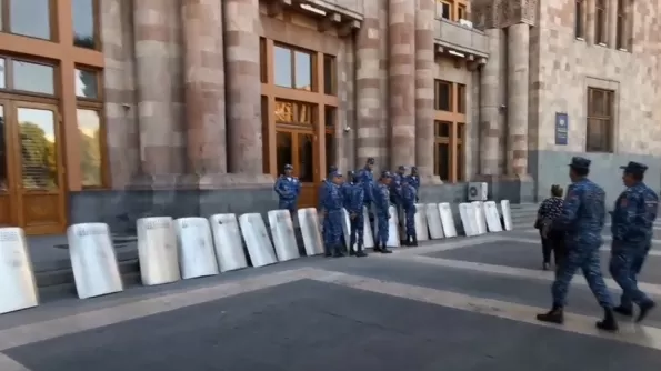 ՏԵՍԱՆՅՈՒԹ․ Կառավարության շենքի մոտ հերթապահում են վահաններով ու սաղավարտներով զինված ոստիկանները․ РИА Новости
