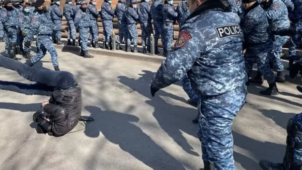 Լրագրողին ոստիկանը չի հրել, նրան դիպել է բերման ենթարկվող քաղաքացու ոտքը. պարզաբանում