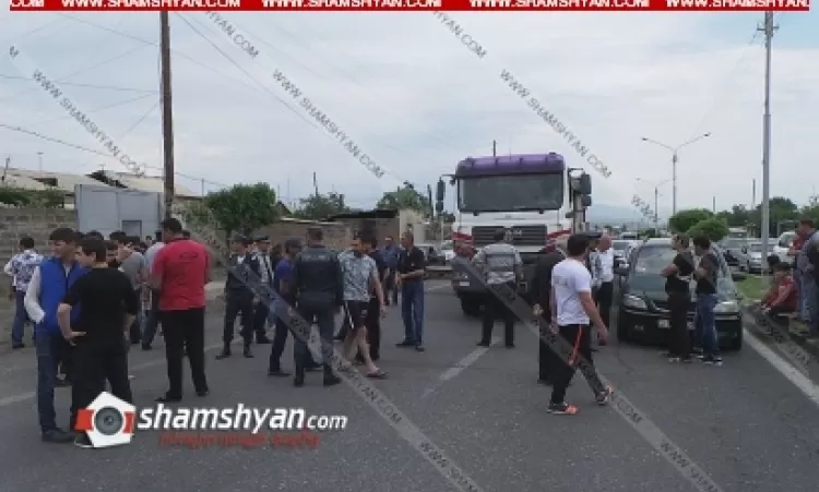 Զվարթնոց թաղամասի բնակիչները փակել են Երևան-Արմավիր մայրուղին. Shamshyan com