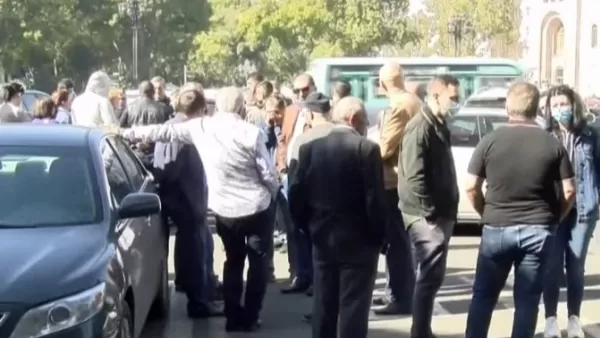 Կառավարության շենքի մոտ մարդաշատ է․ քաղաքացիները բողոքի են դուրս եկել 