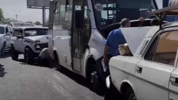 Տեսախցիկն արձանագրել է Փարաքարում վթարի պահը, թե ինչպես է 22-ամյա վարորդը Նիվայով բախվում մարդատար ավտոբուսին