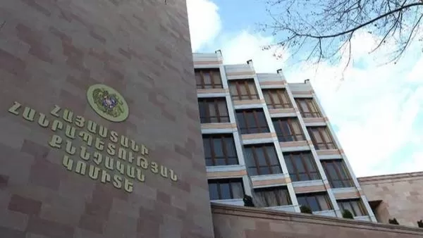 57-ամյա կնոջը մեղադրանք է առաջադրվել ակնհայտ կեղծ պաշտոնական փաստաթղթեր օգտագործելու և գումարներ հափշտակելու համար