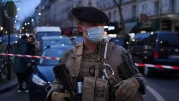 Փարիզում զինված տղամարդը երկու կնոջ էր պատանդ վերցրել. նա ձերբակալվել է