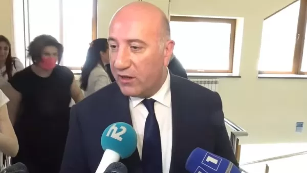 Հետևեք ՊՆ-ի տարածած հաղորդագրություններին և պաշտոնական լրահոսին. ՊՆ փոխնախարարը չպատասխանեց հարցերին 