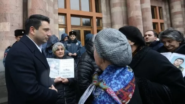 Կառավարության դիմաց բողոքի ակցիա իրականացնող սևազգեստ մայրերը հանդիպեցին Ալեն Սիմոնյանին 