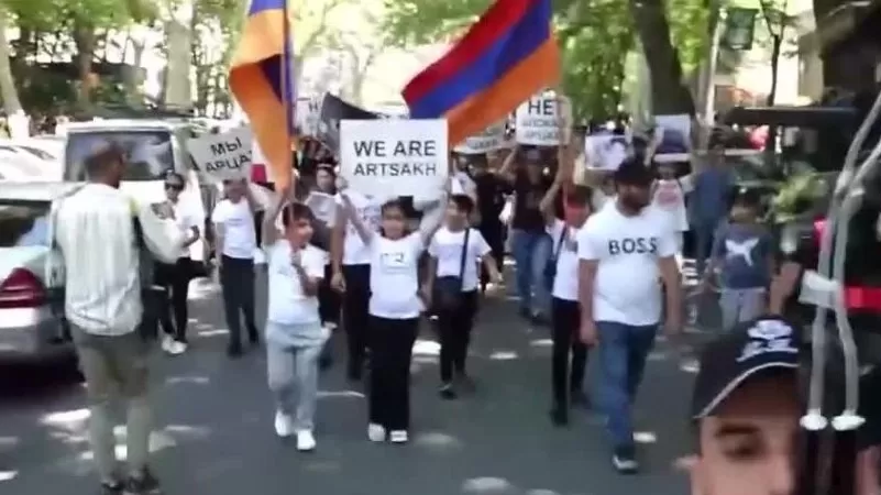 ՏԵՍԱՆՅՈՒԹ. Քաղաքացիները ՄԱԿ-ի գրասենյակի մոտից երթով շարժվեցին դեպի ՌԴ դեսպանատուն