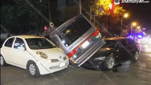 Կասկադյորական վթար Երևանում. բախվել են Nissan March-ը, BMW-ն և Mazda-ն