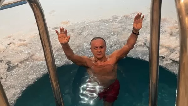 ՏԵՍԱՆՅՈՒԹ․ Սեյրան Օհանյանը լողում է սառցապատ լողավազանում 