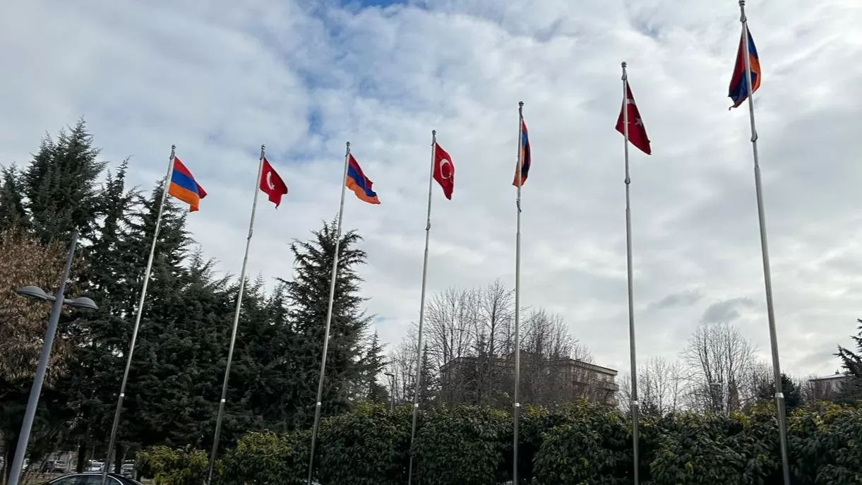 Թուրքիայի ԱԳՆ շենքի մուտքի մոտ բարձրացվել է Հայաստանի դրոշը