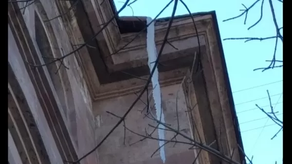 Ահազանգ. «Սպասենք, ու՞մ գլխին կընկի». Երևանի փողոցներից մեկի շենքի տանիքից մեծ սառցեբեկոր է կախված 