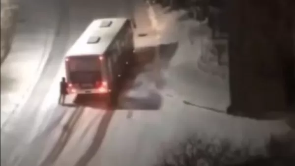 ՏԵՍԱՆՅՈՒԹ․ Զվարճալի իրավիճակ ՌԴ-ում․ տղամարդն իջել է ավտոբուսից և հրելով օգնում է ուղղություն պահել 