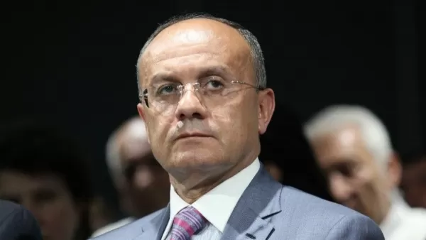 Եթե դուք չեք ուզում աշխատել իշխանության հետ, դրա ձևը հետևյալն է՝ մանդատները դնում եք, գնում եք փողոց. Պետրոս Ղազարյանը՝ Օհանյանին