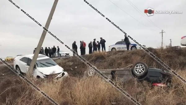 Արտասովոր վթար` Արարատի մարզում. Ford-ը գլխիվայր շրջվել է, կարճ ժամանակ անց նույն վայրում Toyota-ն բախվել է  էլեկտրասյանը