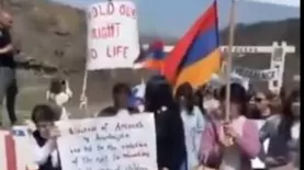  Արցախցի կանայք երթով շարժվում են դեպի ադրբեջանցիների կողմից արգելափակված տարածք