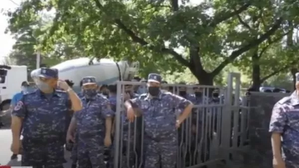 ՈՒՂԻՂ. Ծառուկյանի աջակիցները տեղափոխվել են «Սիրահարների այգի». ոստիկանները շրջափակել են այգու մուտքերը 